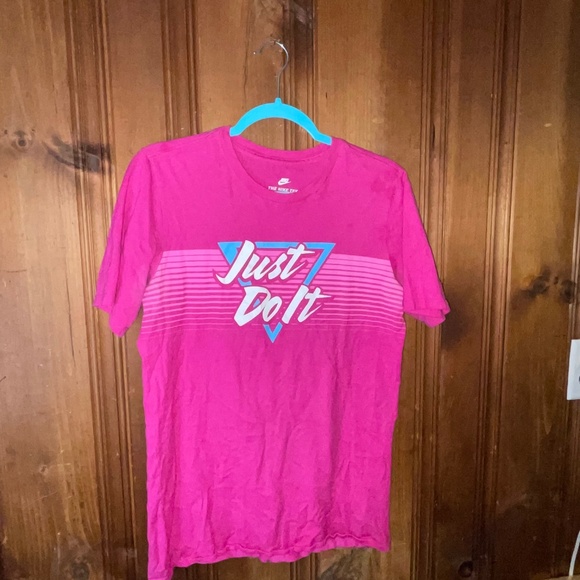 Mens  Nike t-Shirt size Medium hot pink retro design - Picture 1 of 1